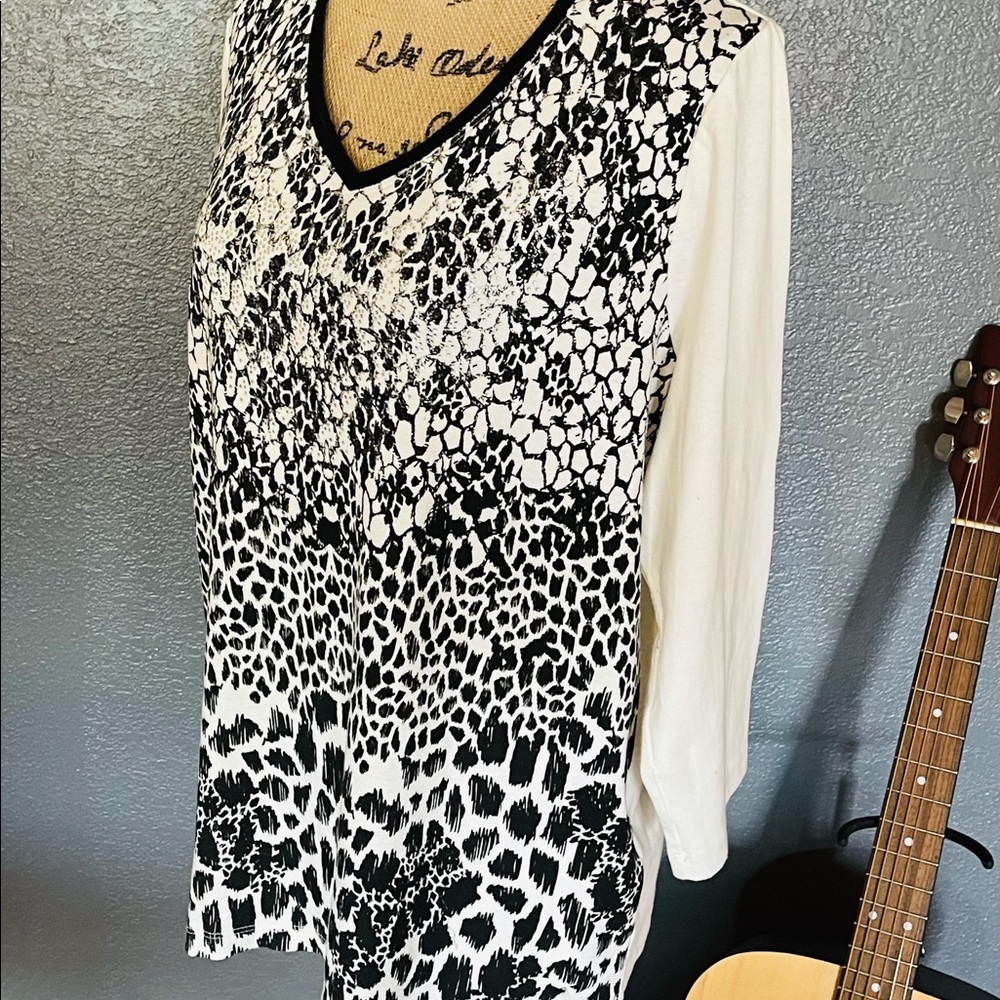 ⭕️Zenergy/Chico, White w/Black Animal Print front  3 - Picture 3 of 7